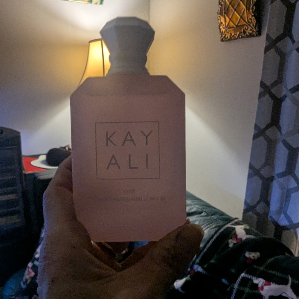 HUDA BEAUTY Kayali Yum marshmallow 81 Full Size 3.4 Oz Authentic!!! - Picture 4 of 4